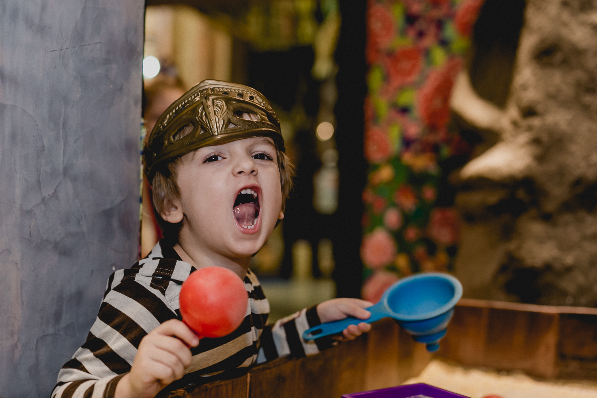 fazendo careta e brincando com a area