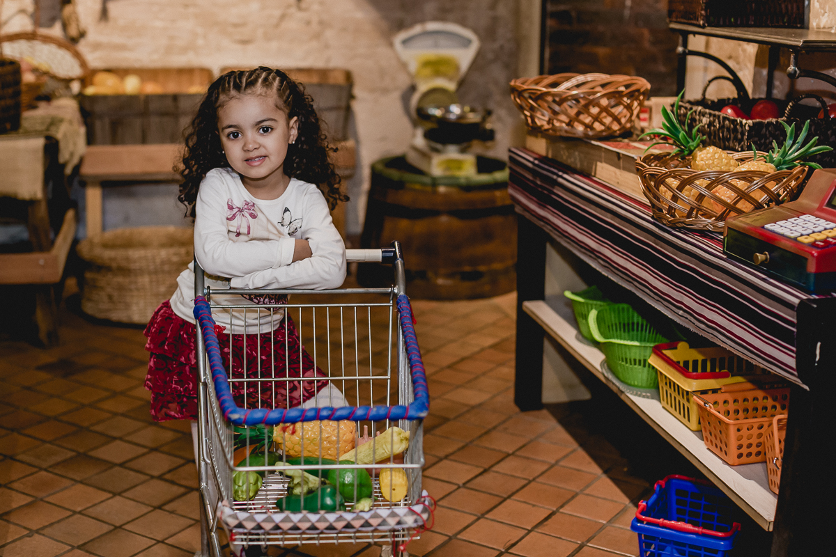Fazendo compras de verduras no buffet Miniland