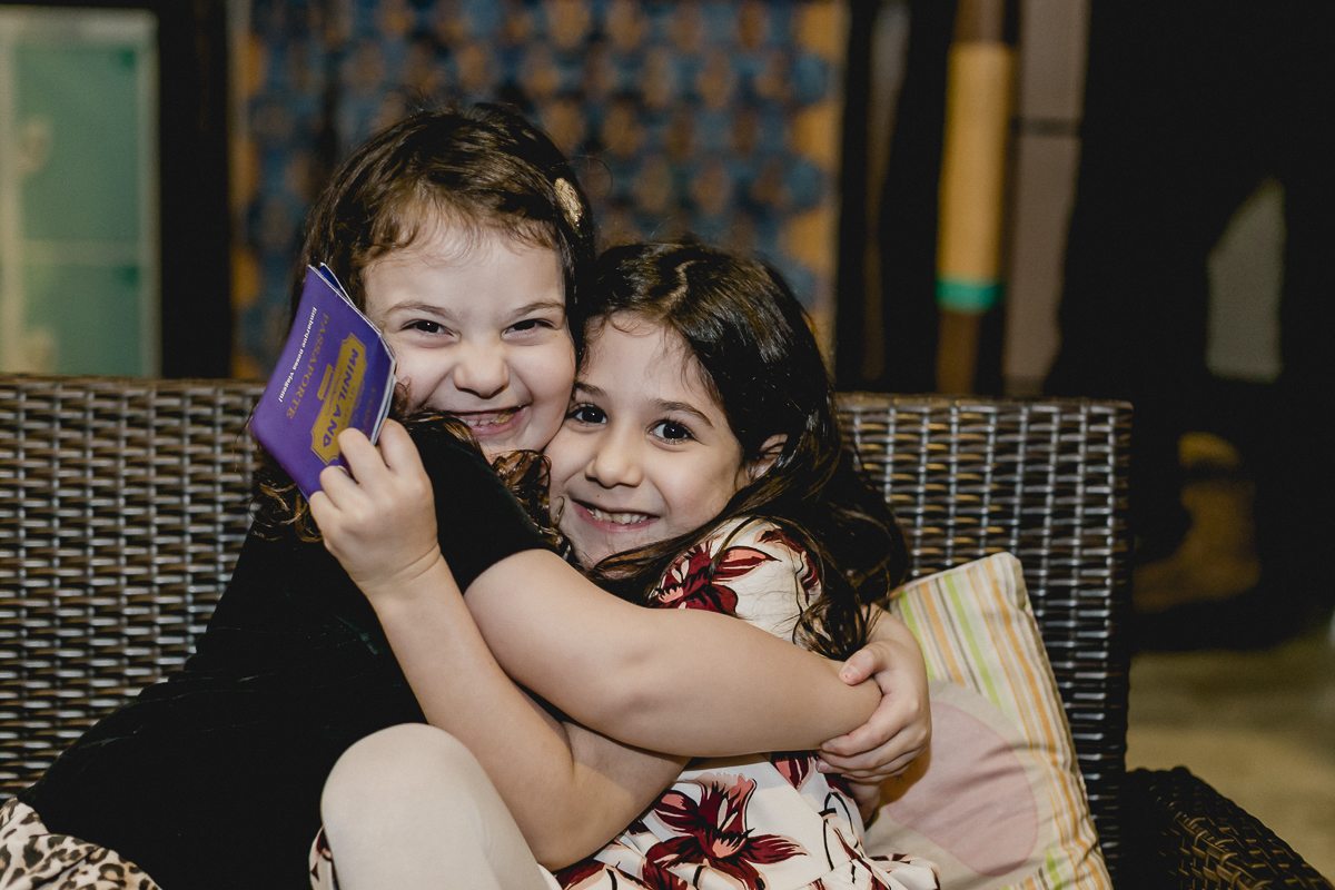 abrancando a amiguinha na festa