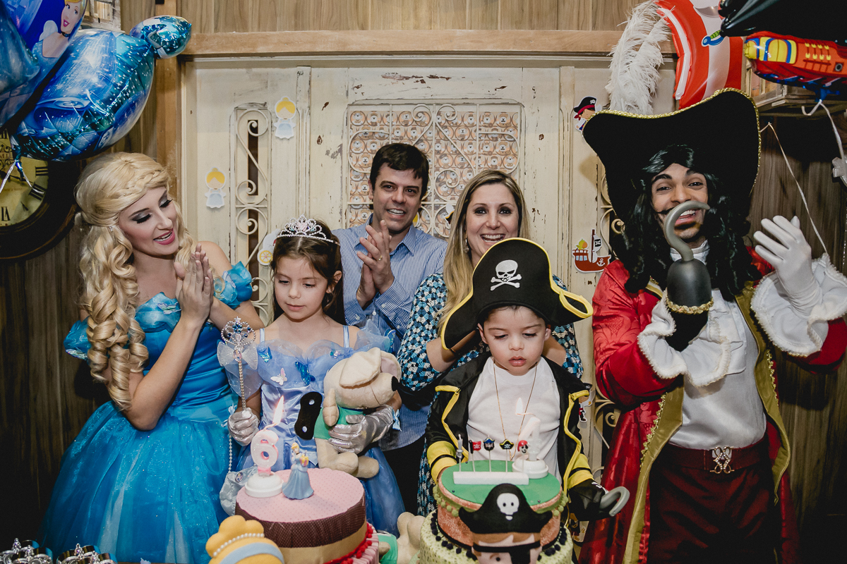 Cantando o parabens da Bruna e do Andre no Buffet Museu Miniland