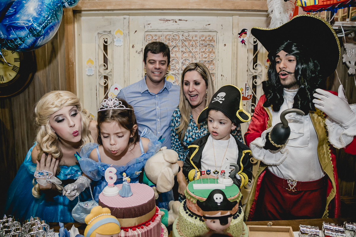 Assoprando a velinha depois do parabens da Bruna e do Andre