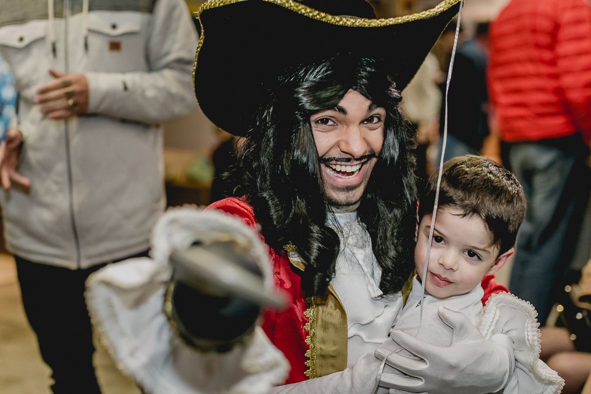 Andre dando tchau para o pirata no final da festa
