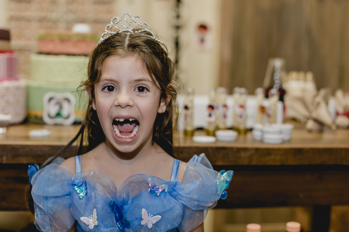 Bruna mostrando a banguelinha