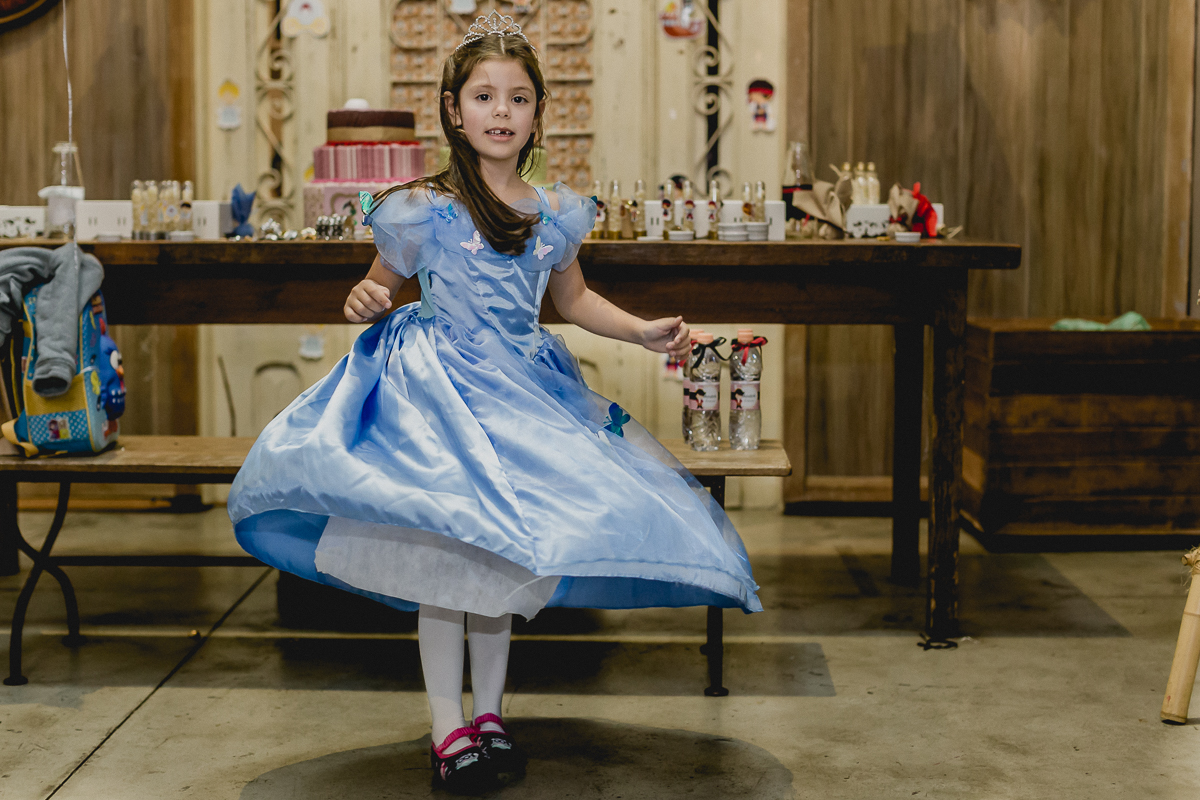 Rodando o vestido da cinderela