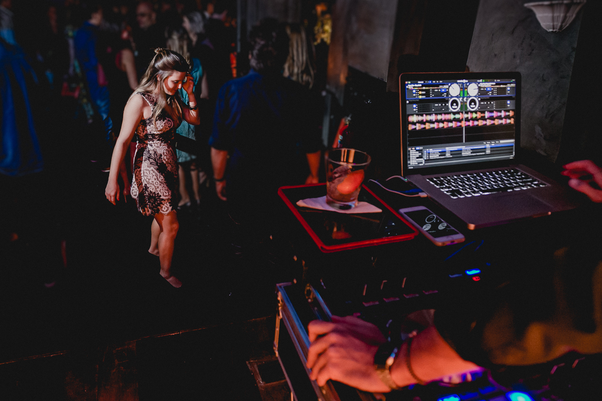 Mesa do DJ e convidada dançando na pista do Tatu Bar e e palco