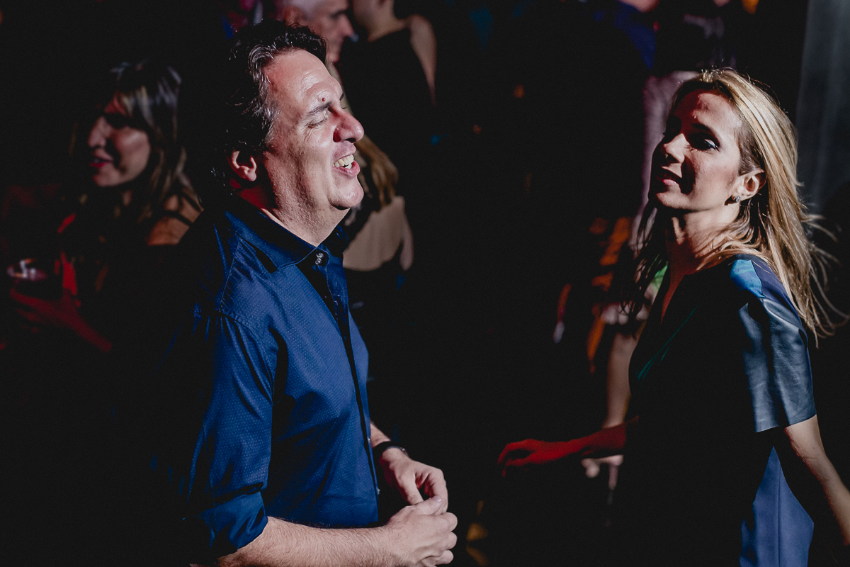 Cunhado e irmã da clarissa dançando na festa
