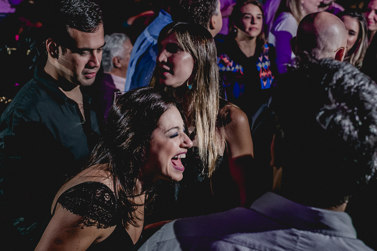 Garganhando com as amigas na festa da Clarissa