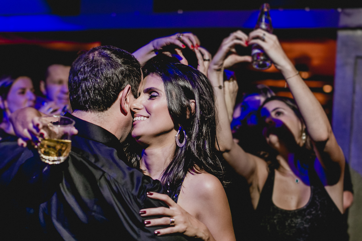 Beijos no marido enquanto amigas fazem corações