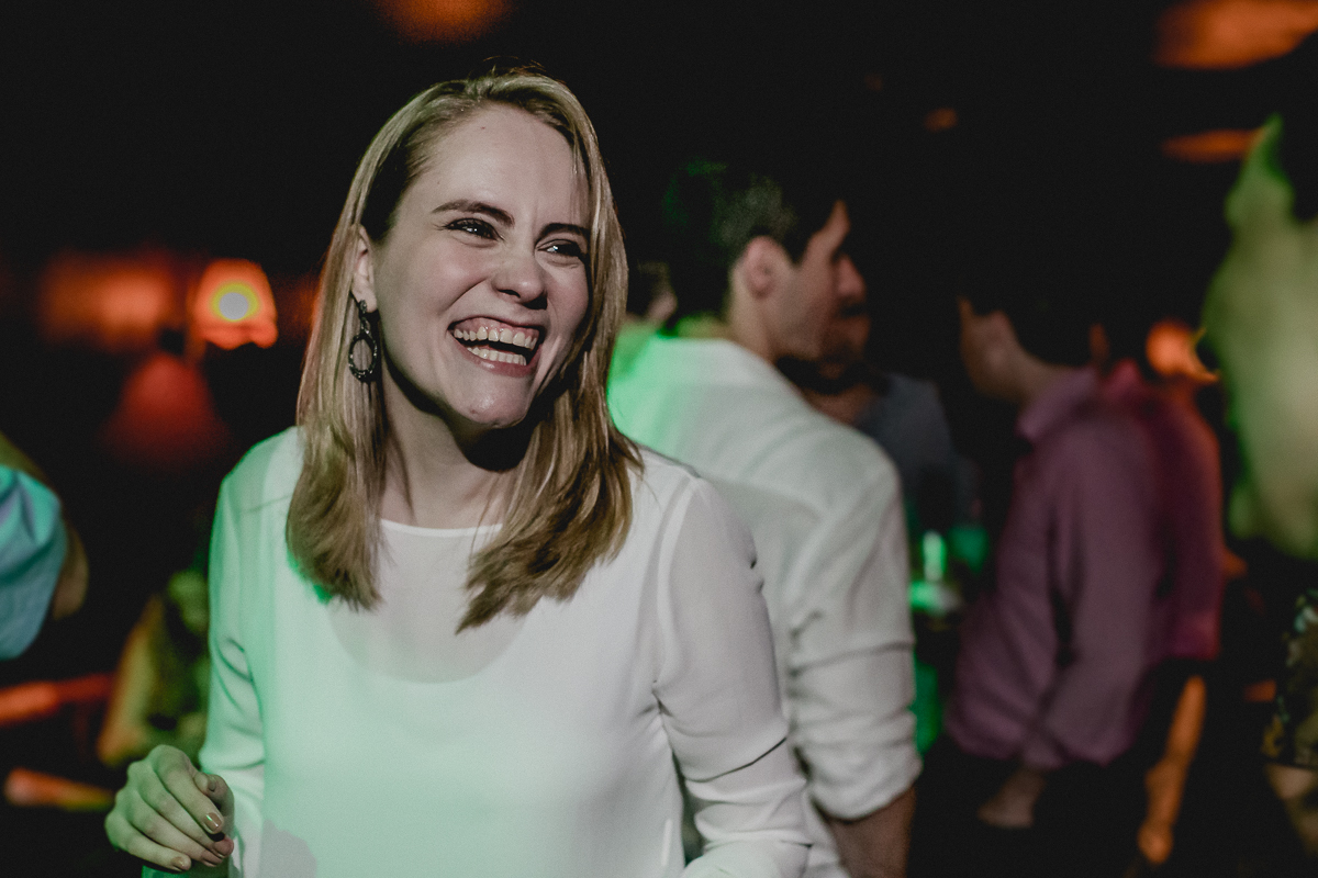 Amiga rindo e se divertindo na festa