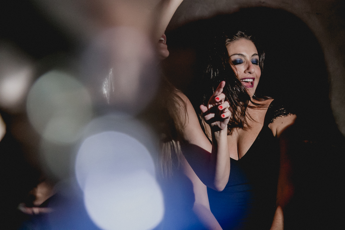 Convidada dançando com luzes Bokeh