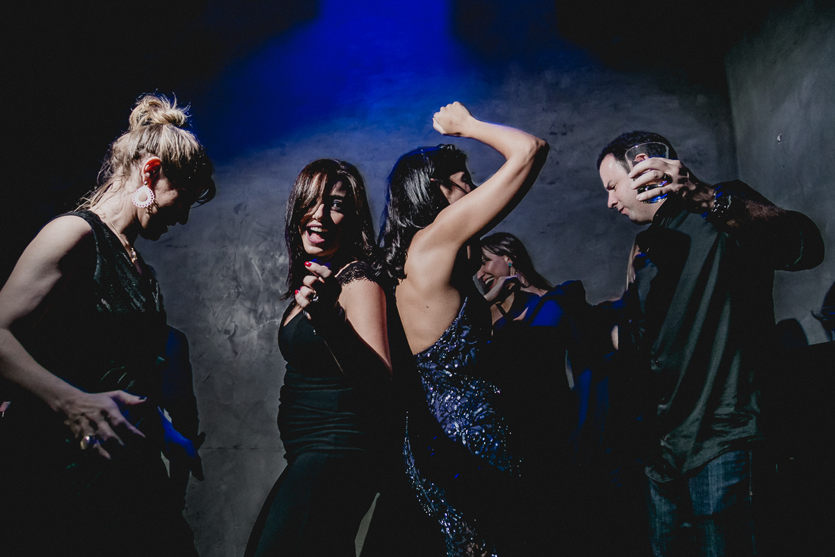 curtindo com as amigas e marido em cima do palco