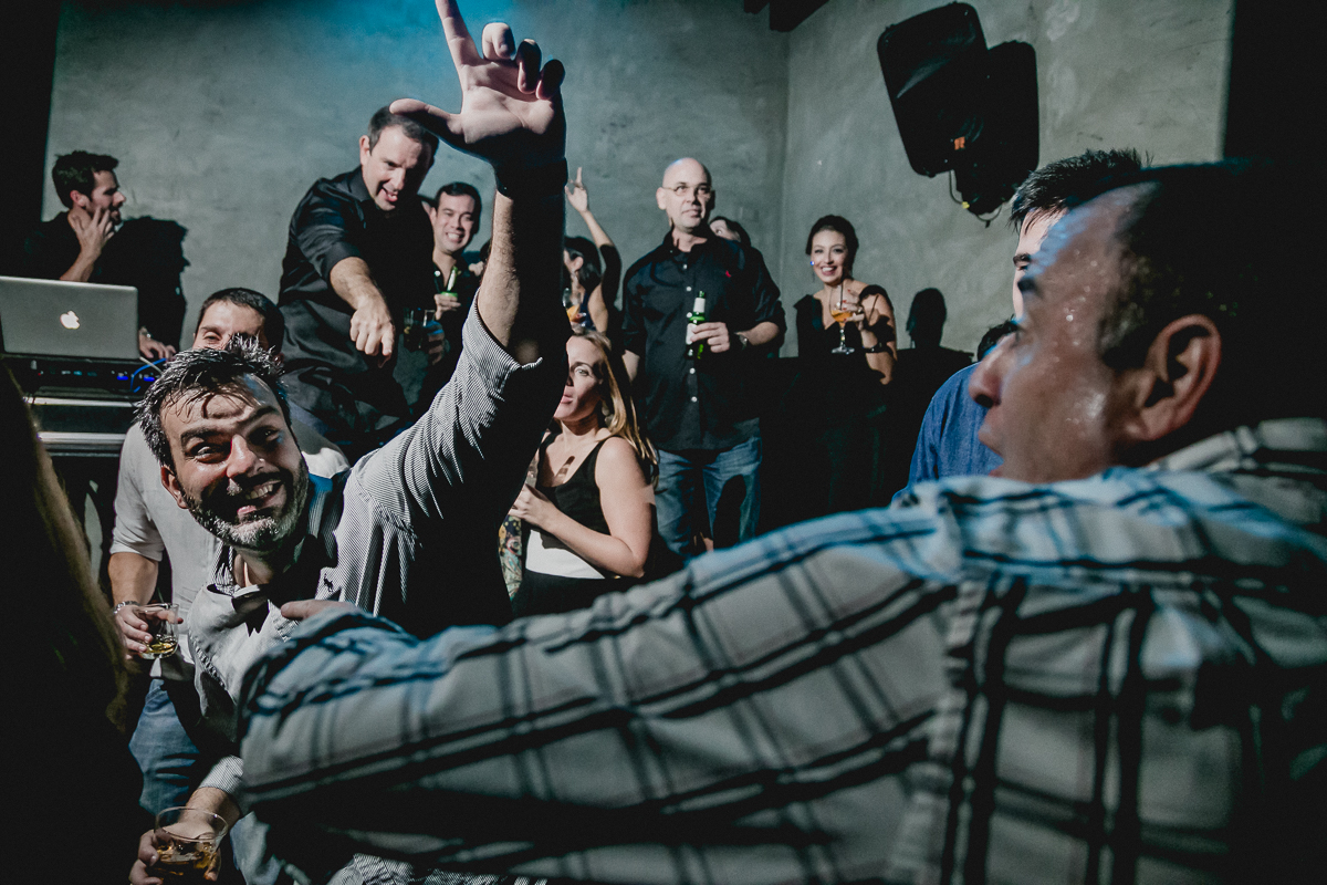 dançando até suar na festa de 40 anos da Clarissa