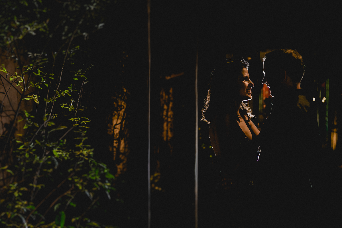 Silhueta da Clarissa e seu marido na fachada do Tatu Bar e Palco