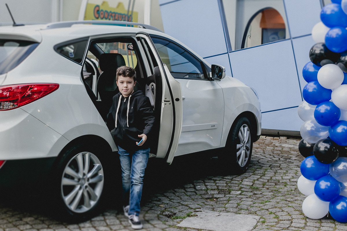 felipe saindo do carro e chegando na festa no buffet funny days