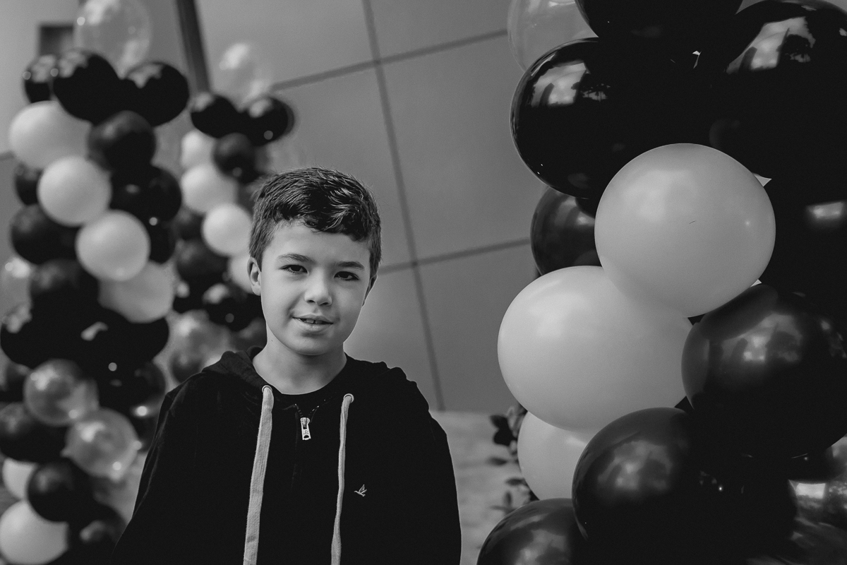 retrato do meu amigo felipe na frente do buffet