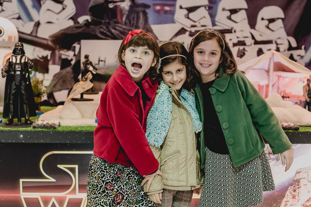 amiguinhas na frente da mesa do star wars