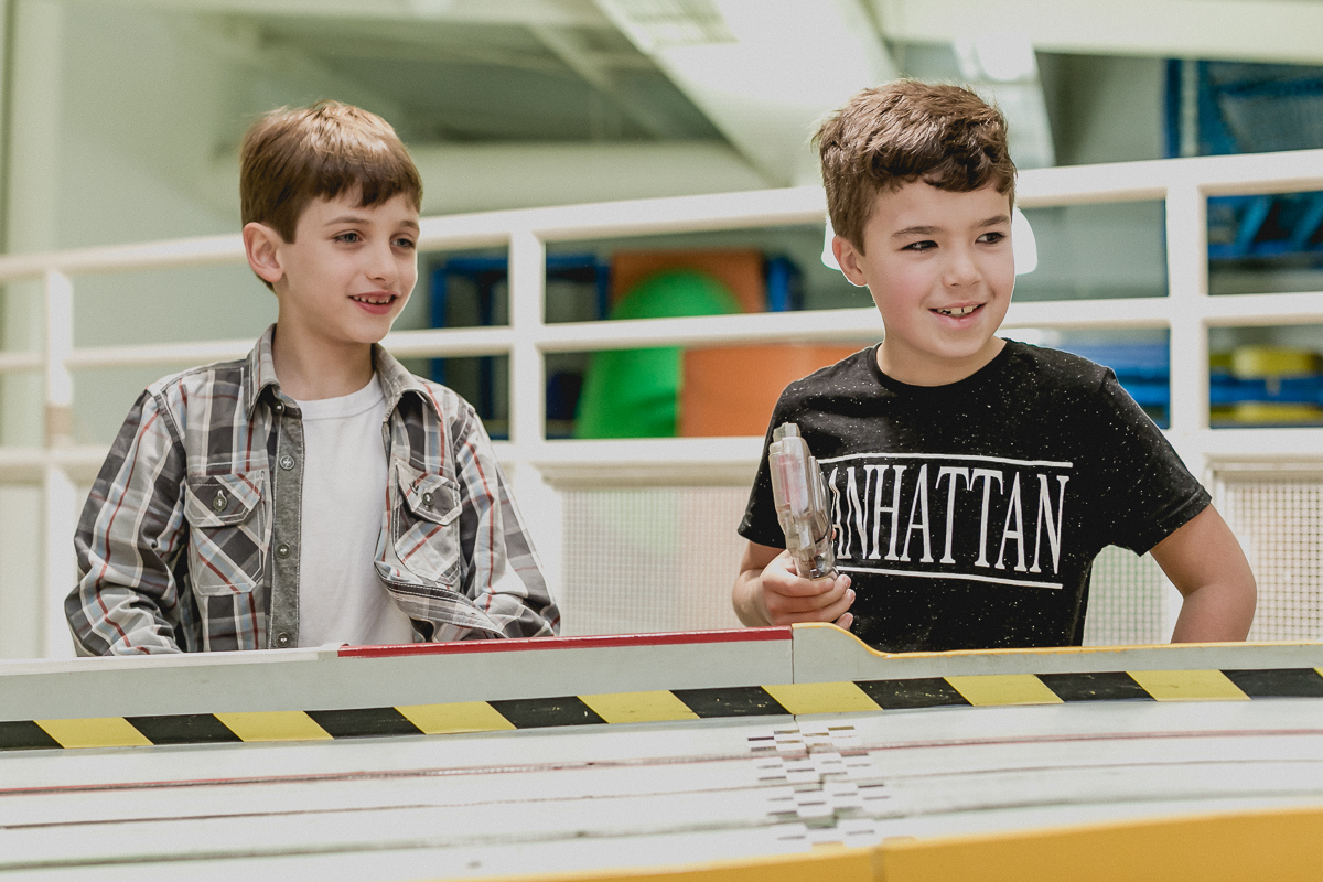 brincando na pista eletronica de carrinhos