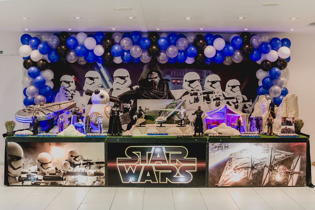 mesa do bolo com o tema star wars