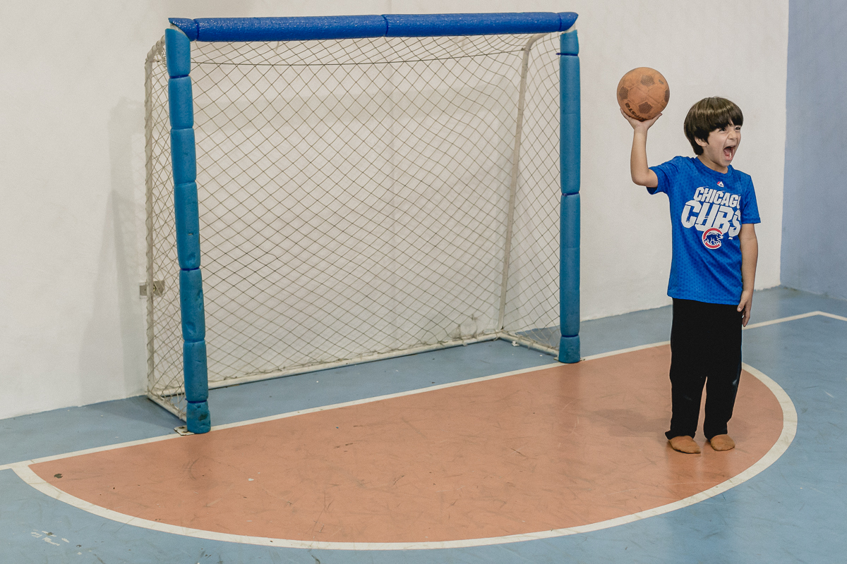jogando handball segunrando a bola
