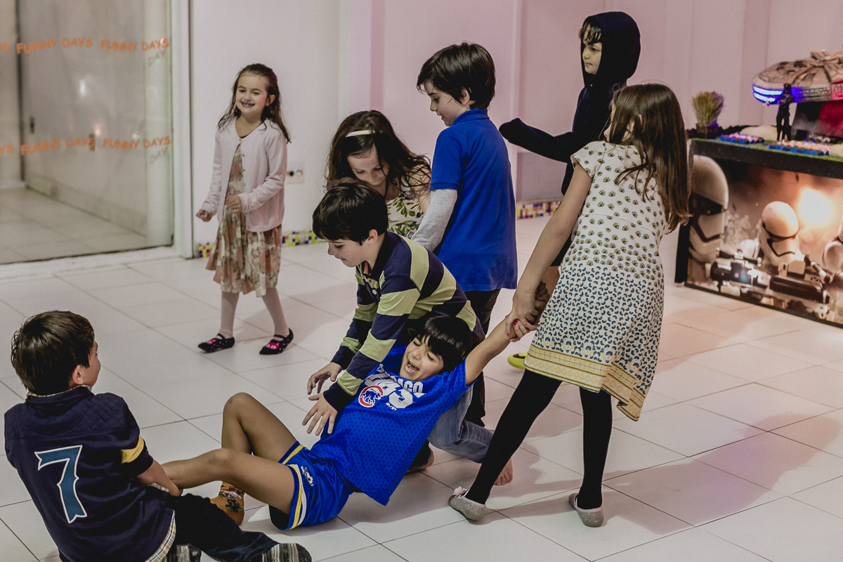 convidado sendo arrastado pelos amigos