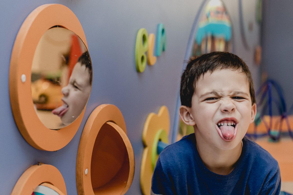 retrato fazendo careta no espelho