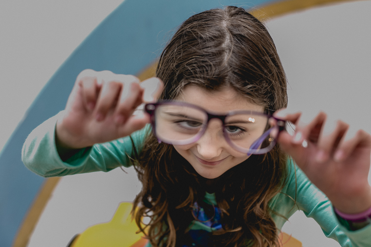 fazendo careta com o oculos de grau