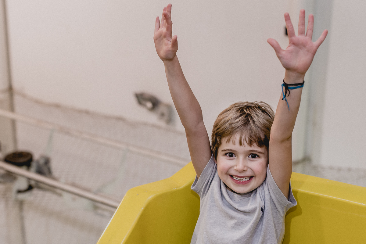 brincando na montanha russa com as maos para cima
