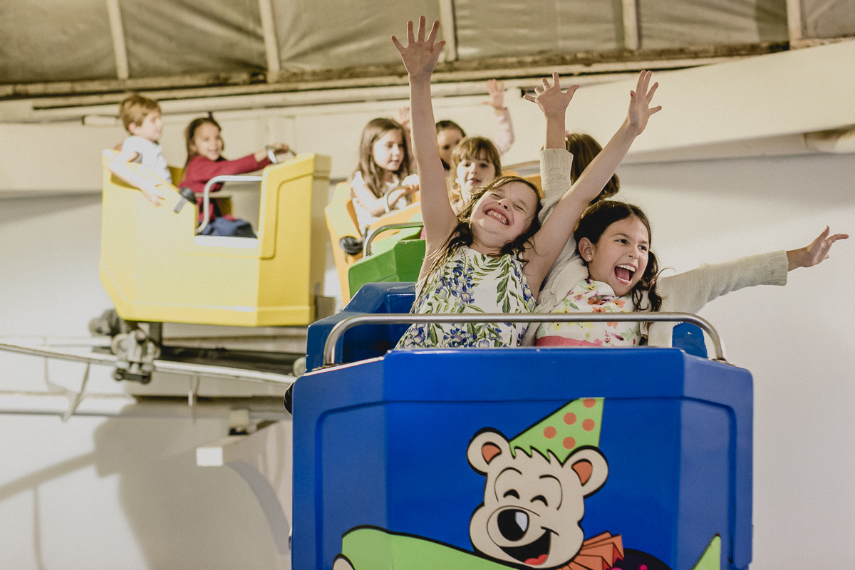 brincando na montanha russa com os amiguinhos