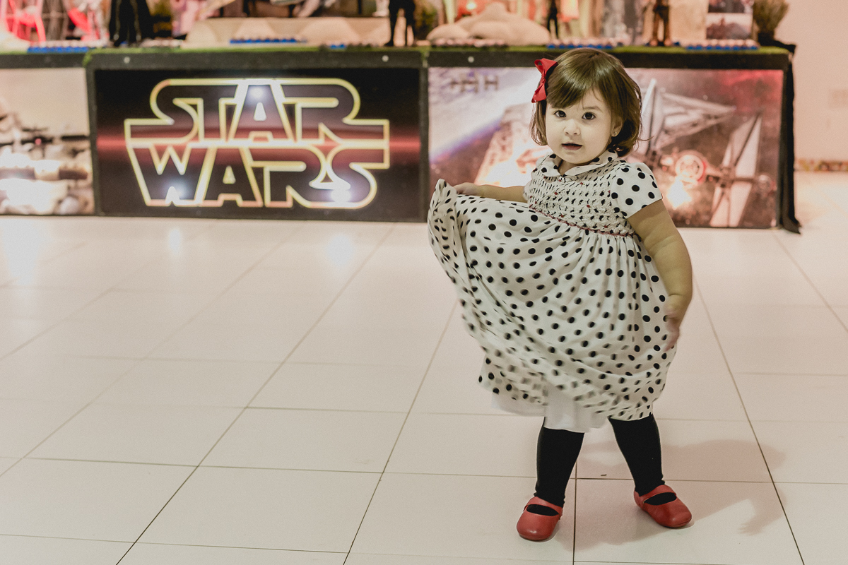 criança dançando e balançando o vestido