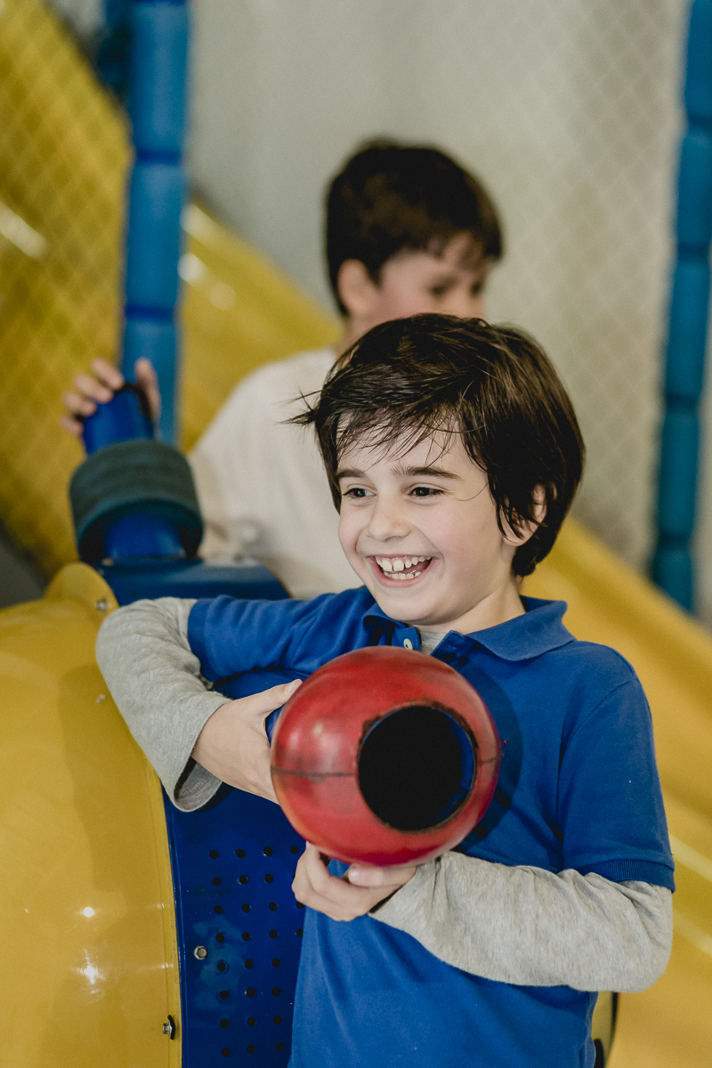 brincando de jogar bolinhas