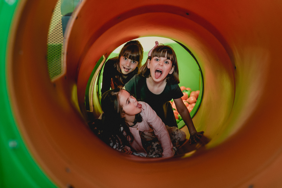 brincando dentro do tunel