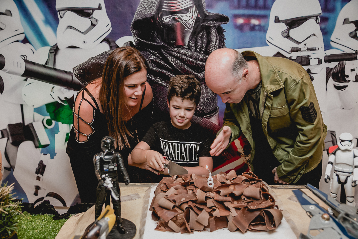 cortando o bolo com os pais