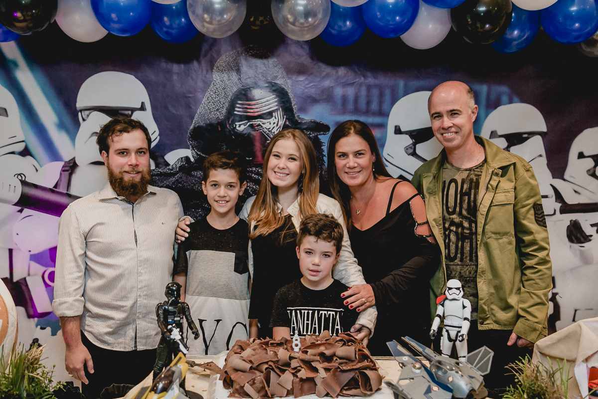 foto com a familia depois do parabens