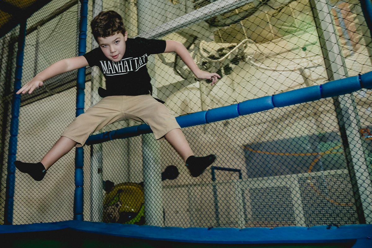 brincando no pula pula