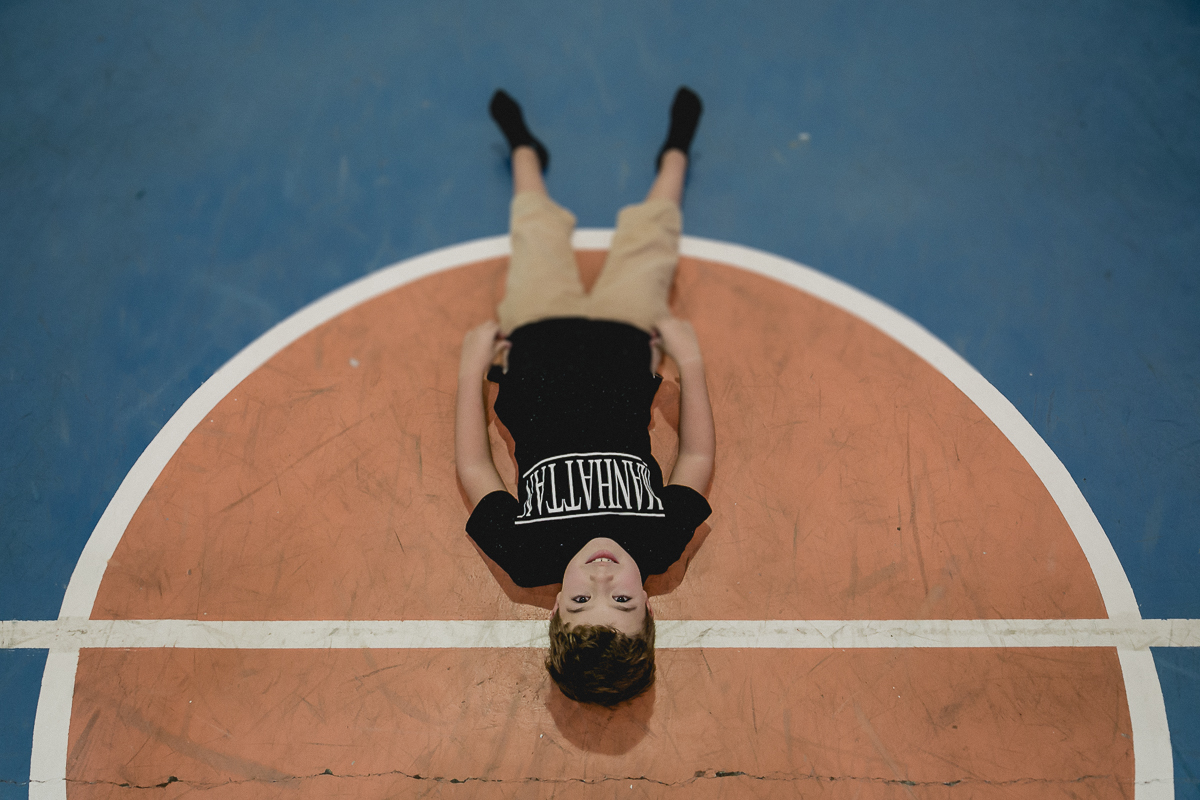 deitando no centro da quadra