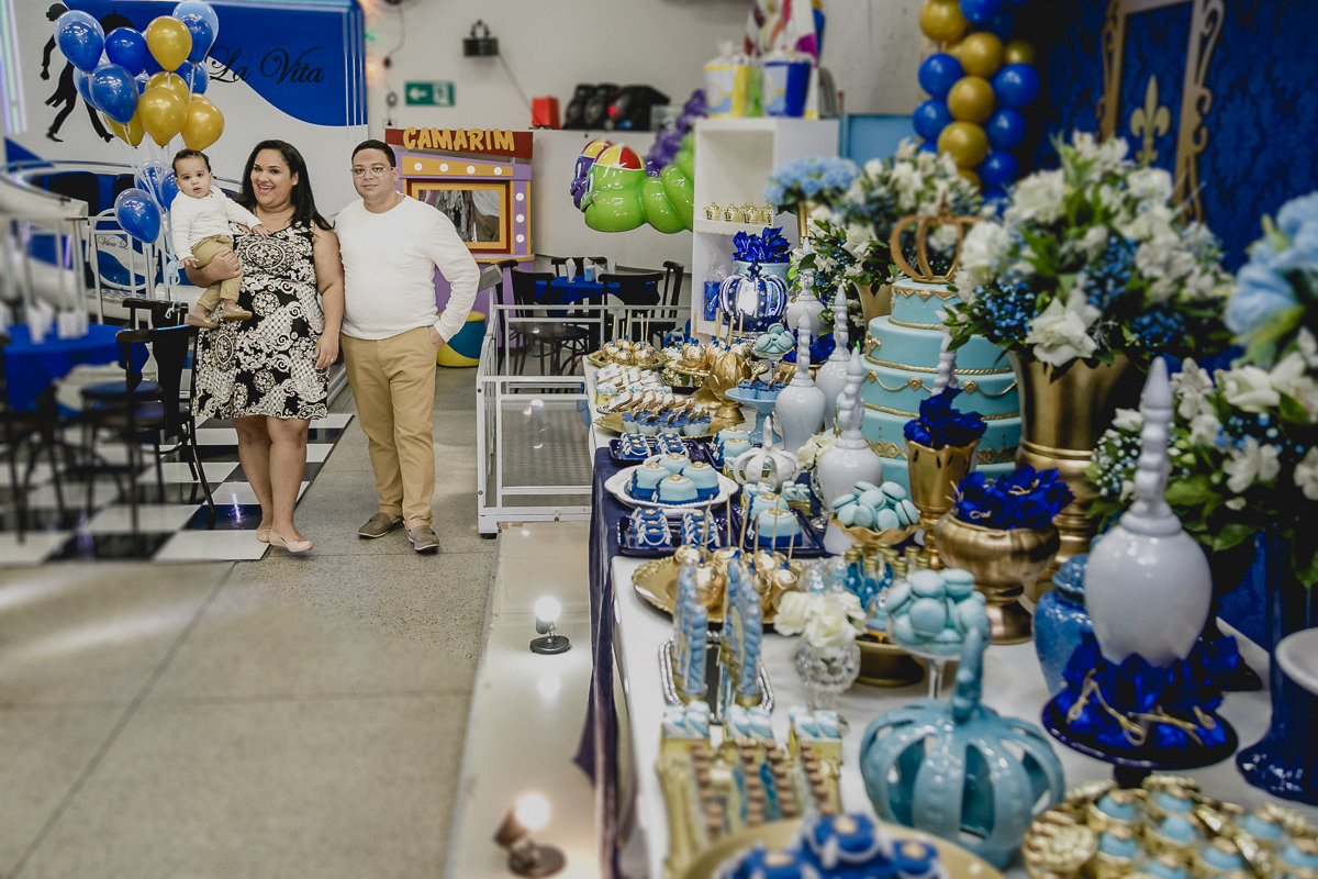 familia chegando na festa e vendo a mesa pela primeira vez