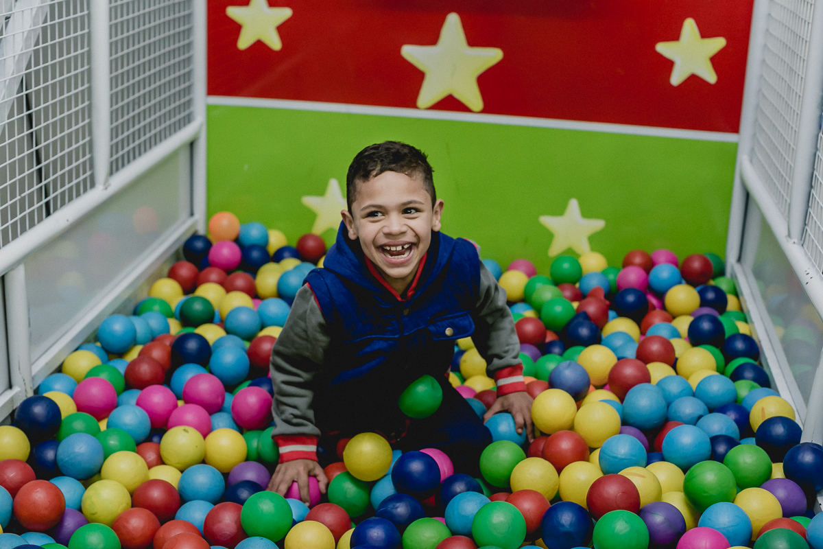 caindo na piscina de bolinhas e dando muita risada