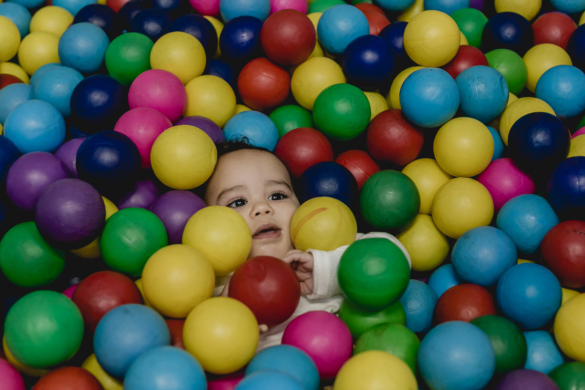 deitado na piscina de bolinhas