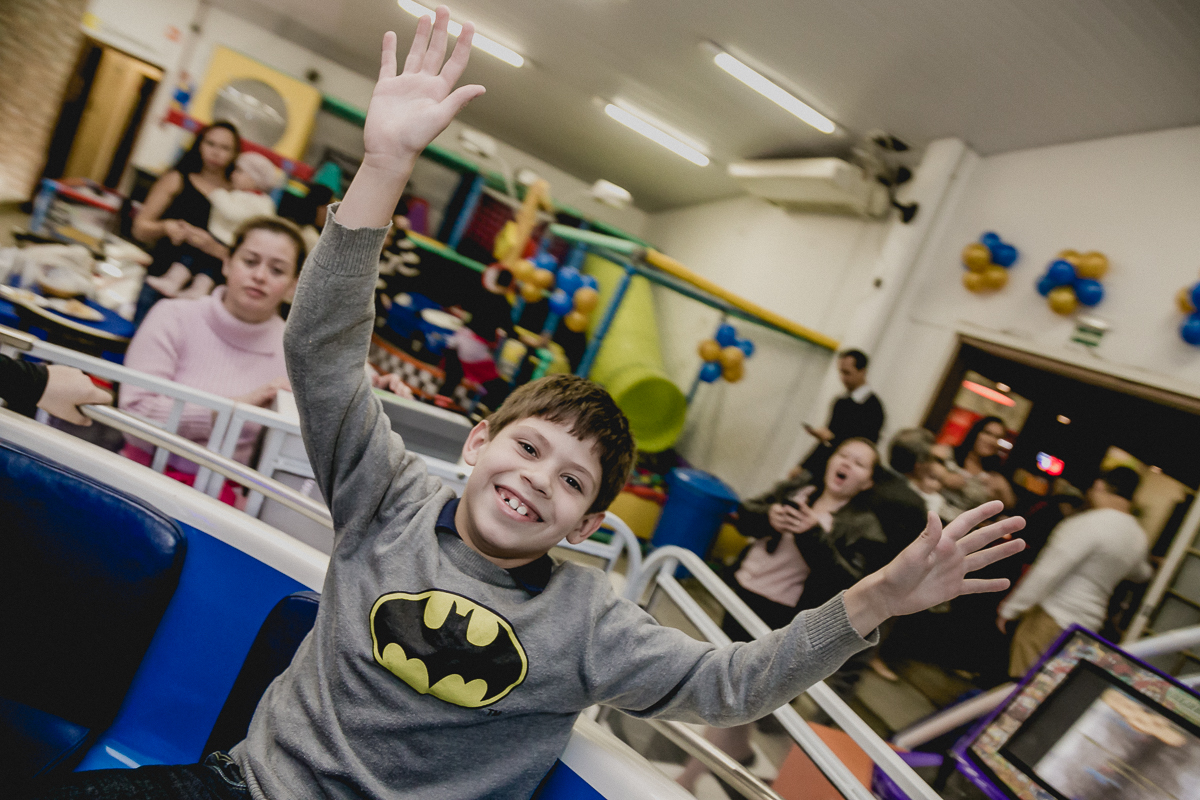 convidado brincando no labamba com as maos para cima