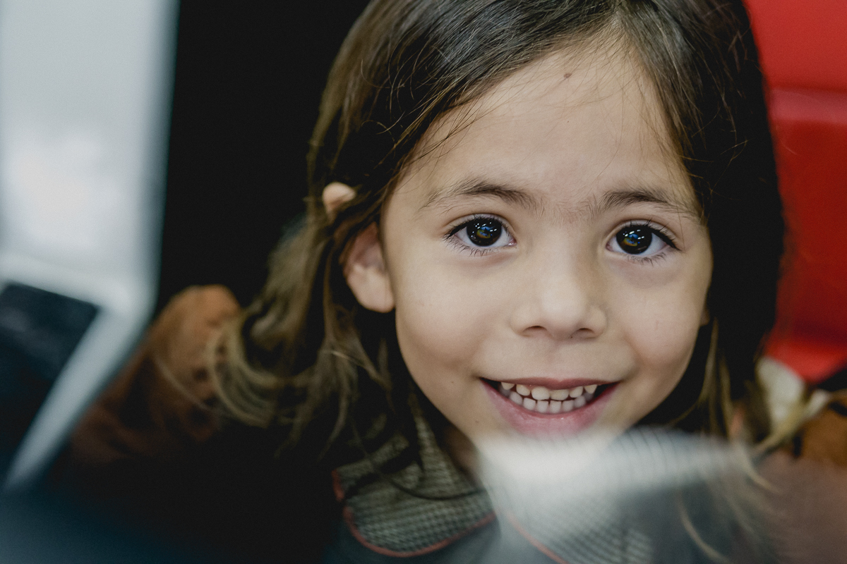 amiguinha brincando no carrinho