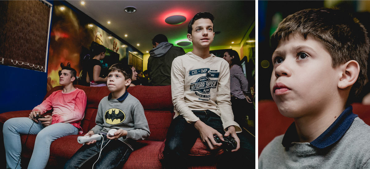 jogando video game com os amigos