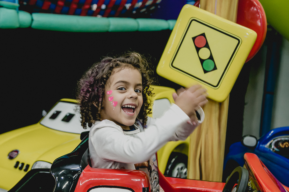 amiguinha brincando nos carrinhos