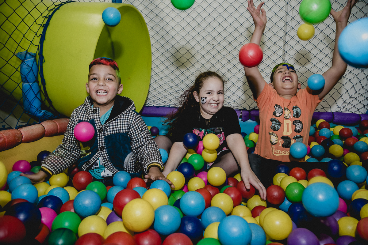 jogando bolinhas para o alto