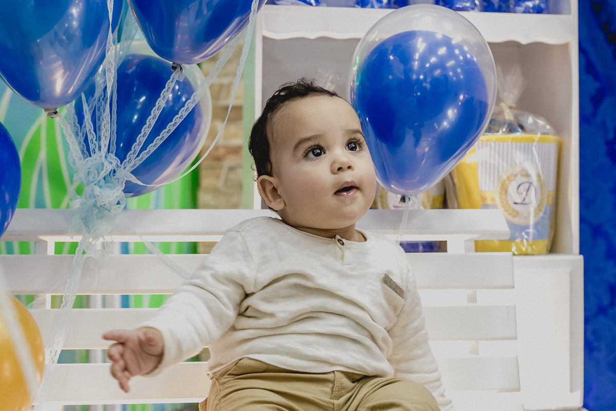 davi sentado na cadeira na frente da mesa