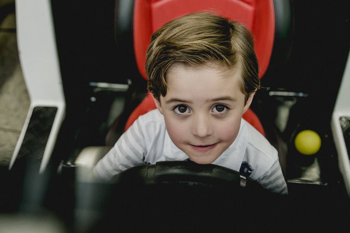 amiguinho brincando no carrinho de video game