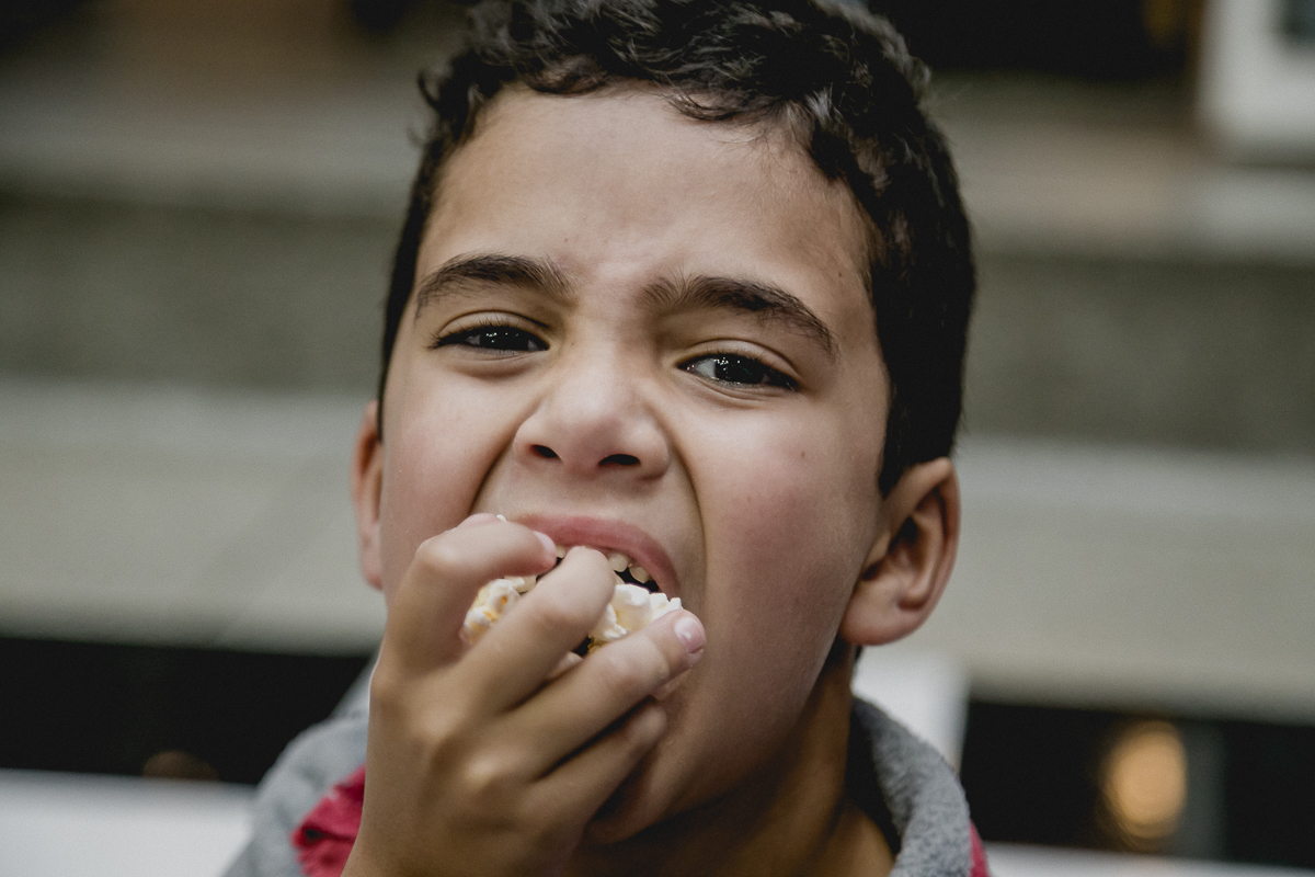 amiguinho enchendo a boca de pipoca