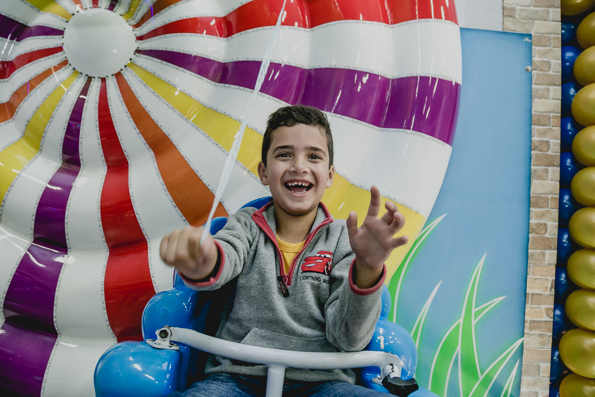 Amiguinho brincando na roda gigante e dando muitas risadas