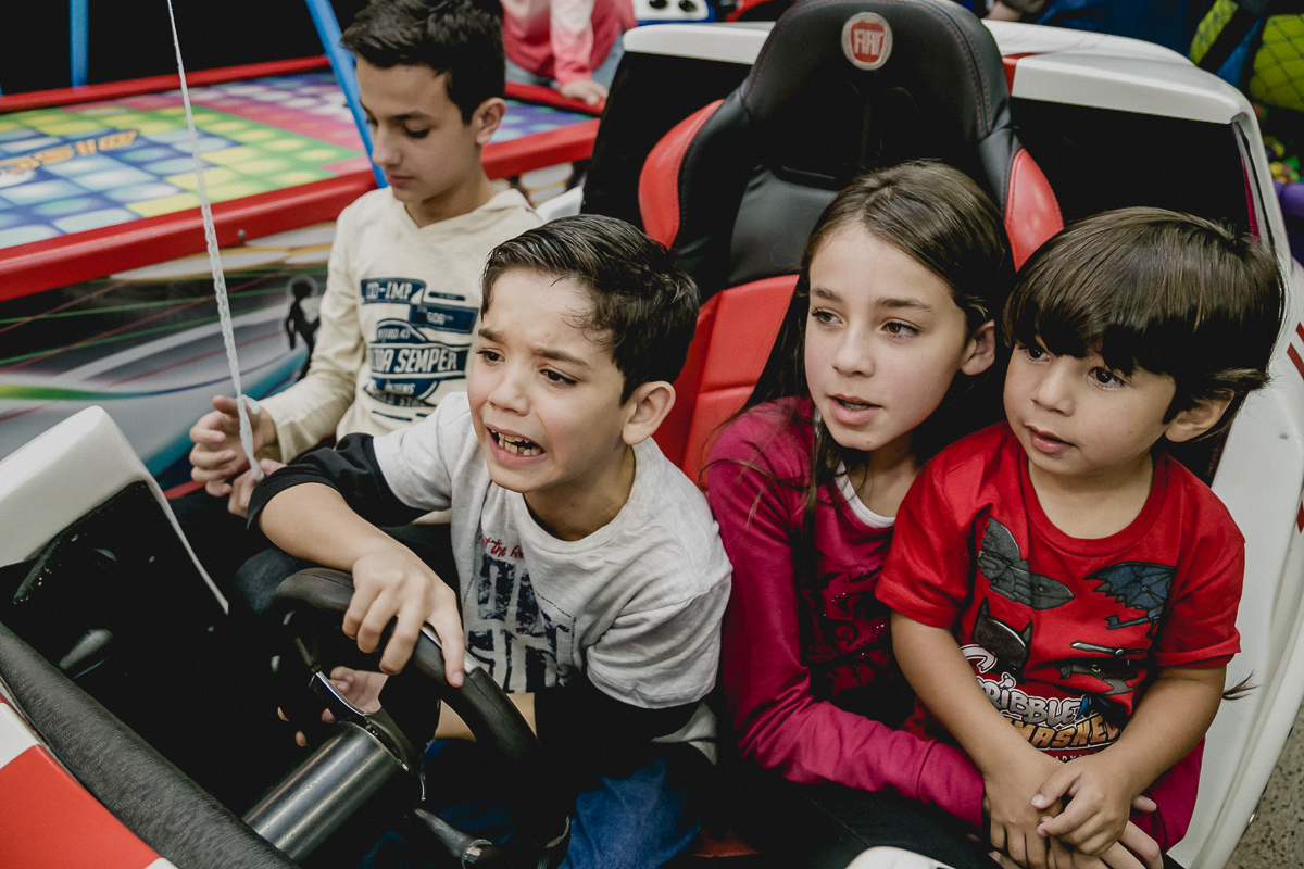 convidados brincando no jogo de corrida