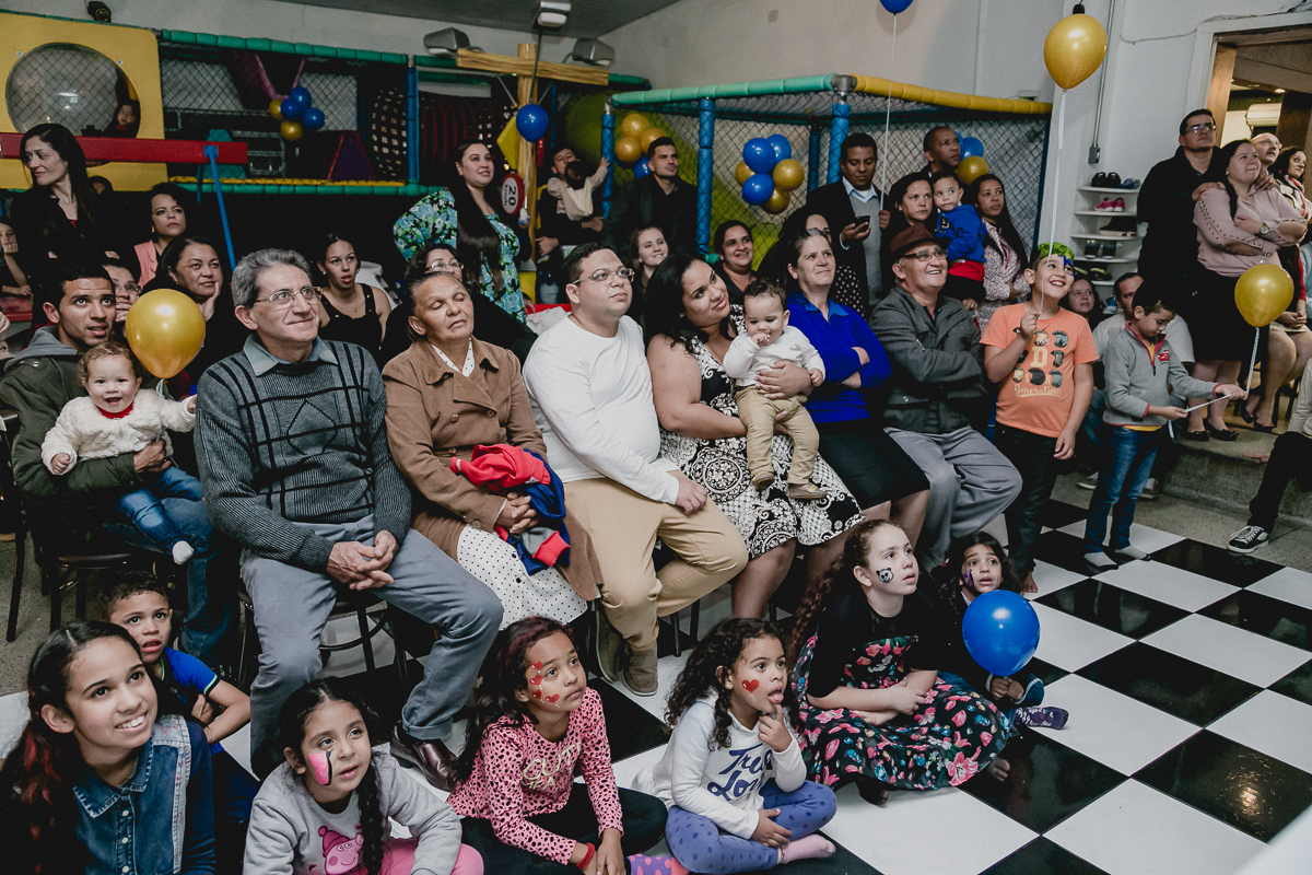 Davi e familia assistindo a retrospectiva