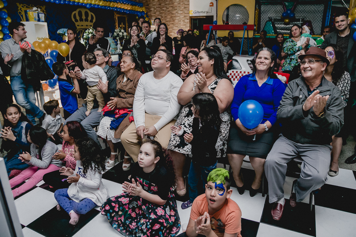 Familia batendo palmas apos a retrospectiva